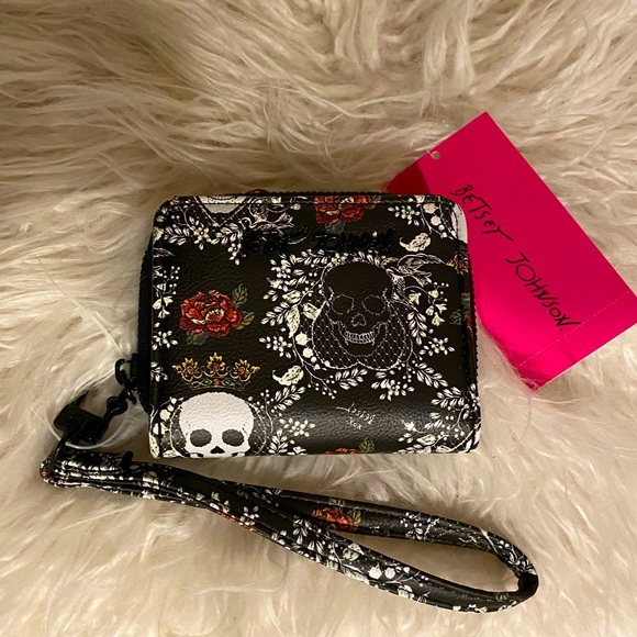 Betsy Johnson Zippered Wristlet Wallet, Black,  Skulls, Crowns & Flora, NEW - Picture 4 of 11